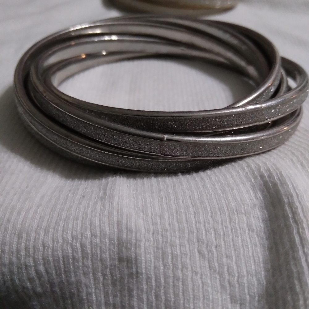 Two sets of glittery intertwined bangles - Picture 3 of 3